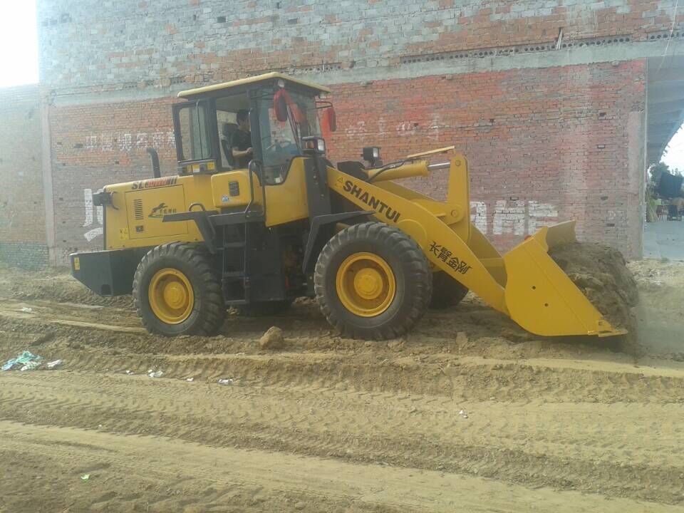 南陽客戶現(xiàn)場操作山推裝載機