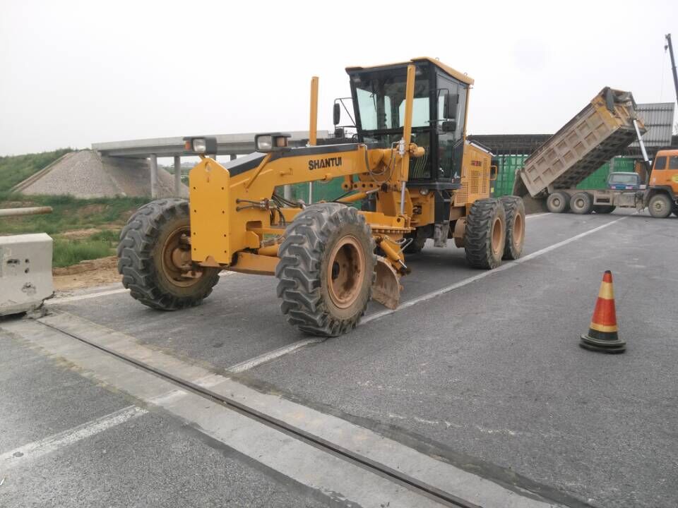 山推平地機(jī)在商登高速施工