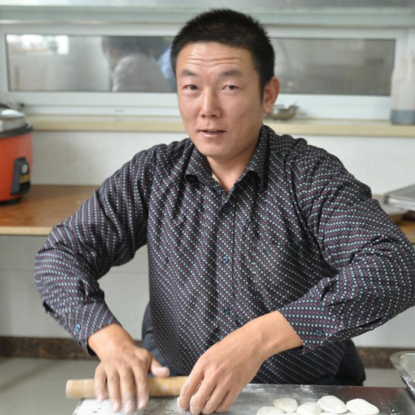 河南山推機(jī)械員工齊聚食堂大戰(zhàn)冬至水餃