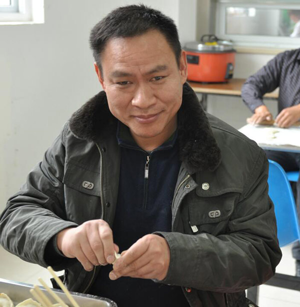 河南山推機(jī)械員工齊聚食堂大戰(zhàn)冬至水餃