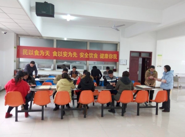 河南山推機(jī)械員工齊聚食堂大戰(zhàn)冬至水餃