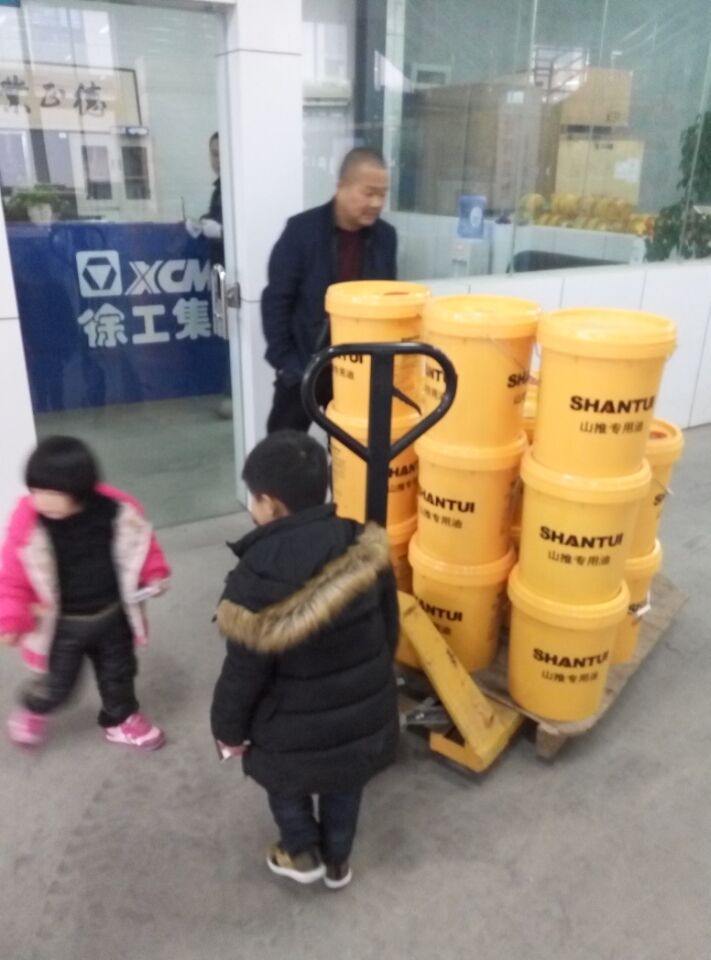 狂歡圣誕節(jié)  客戶批量訂購山推專用油