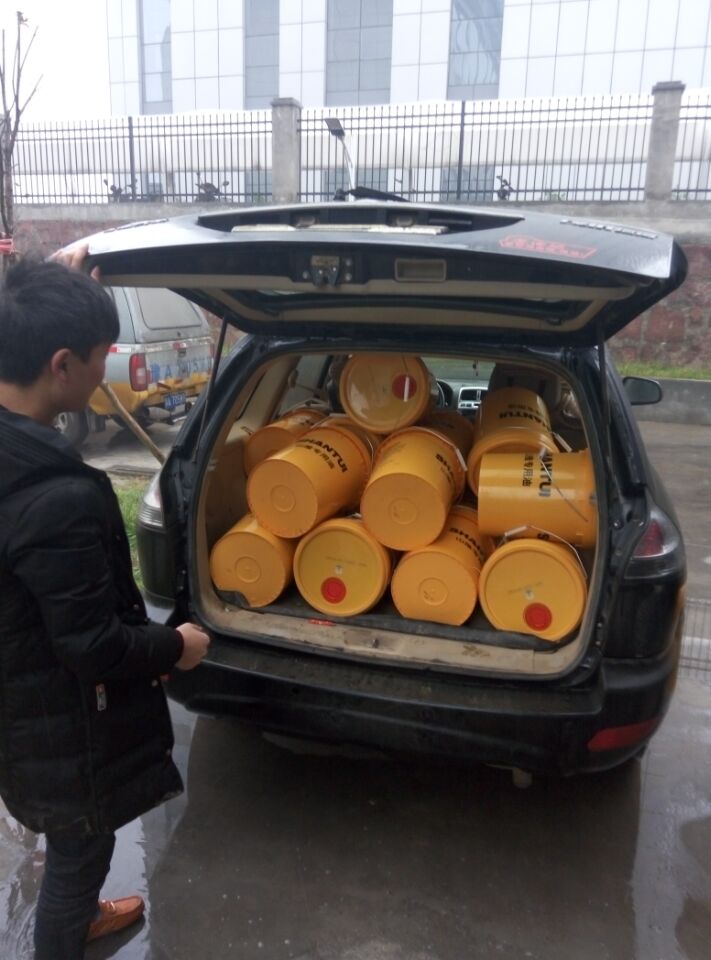 河南山推公司配件中心提貨現(xiàn)場
