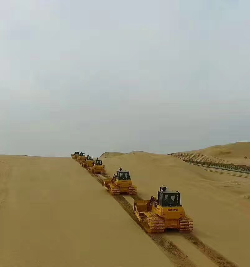 霸氣了山推推土機(jī)，山推推土機(jī)沙漠顯神威