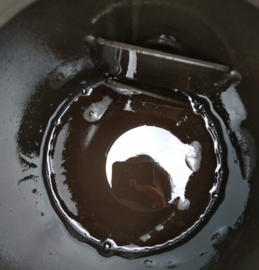 挖掘機(jī)的液壓油為啥會(huì)變黑?這次不是因?yàn)楦邷兀? alt=