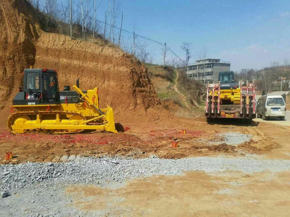推土機(jī)交車現(xiàn)場(chǎng)