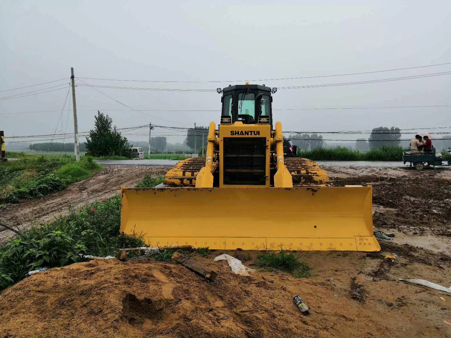 客戶新購買的山推16推土機施工現(xiàn)場