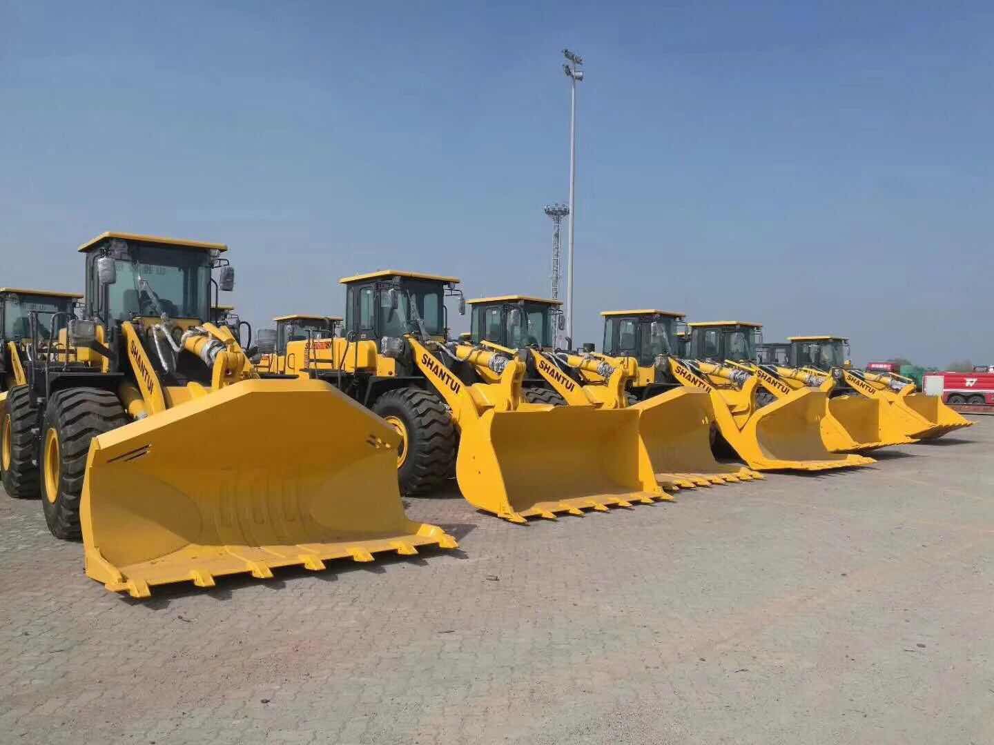 山推裝載機(jī)在施工現(xiàn)場(chǎng)