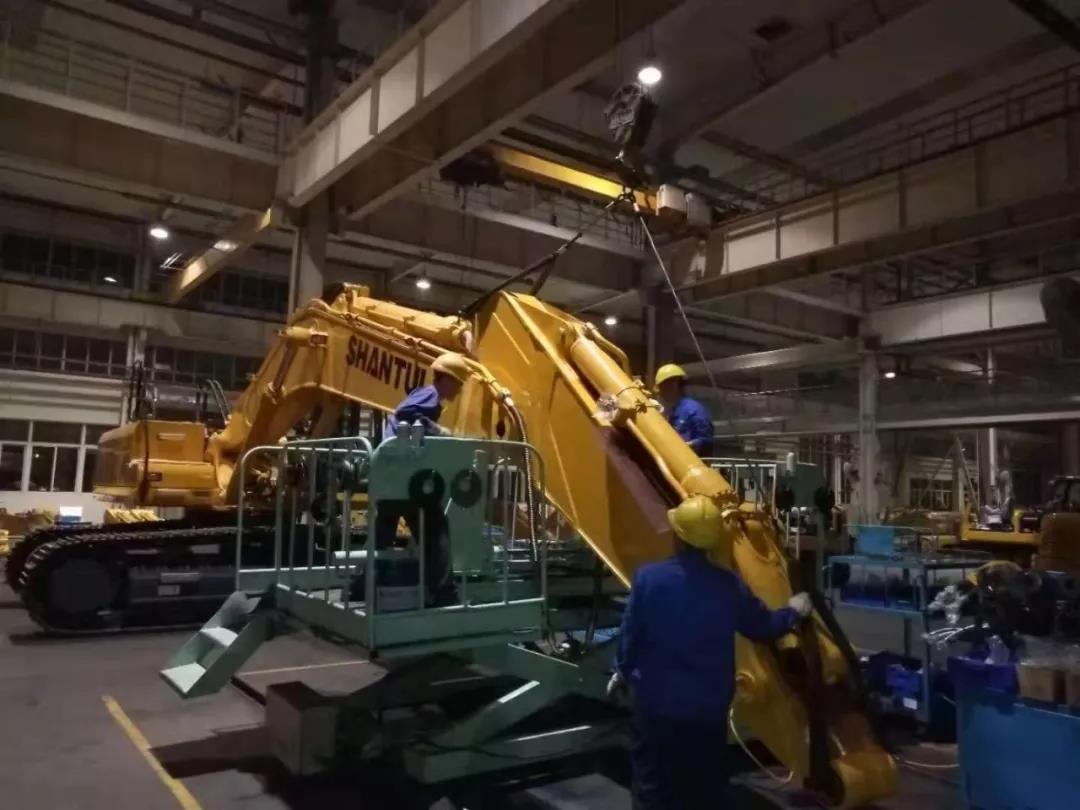 山推挖掘機(jī)組裝現(xiàn)場