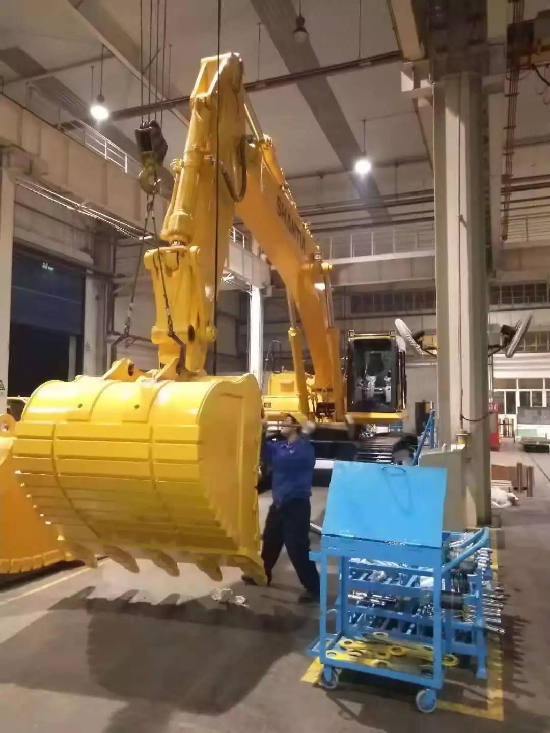 山推挖掘機(jī)組裝現(xiàn)場
