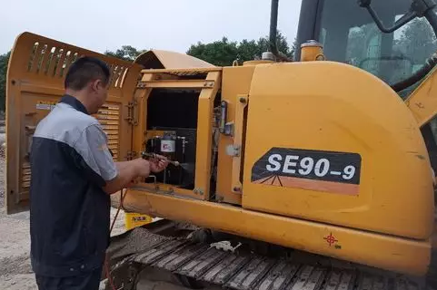 山推服務人員清理冷凝器