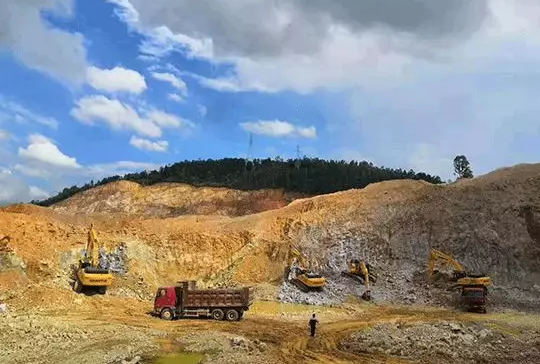 陳老板的山推挖機在施工