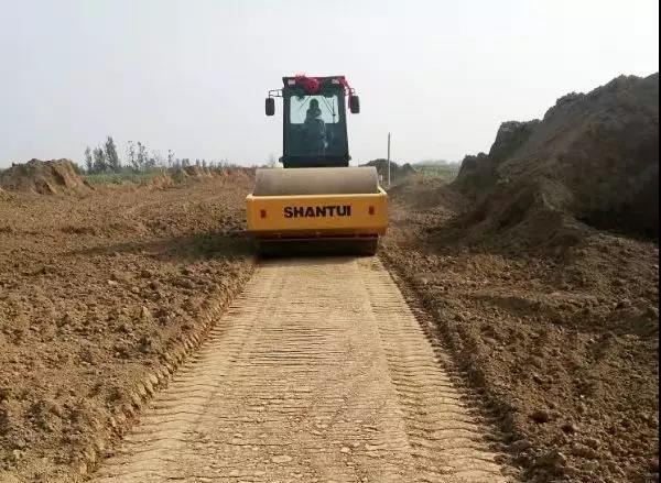 施工中的山推壓路機