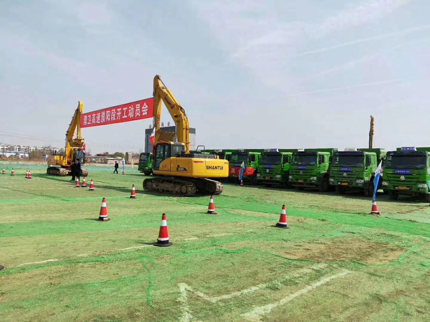 山推工程機械車輛交車客戶 助力河南高速建設(shè)