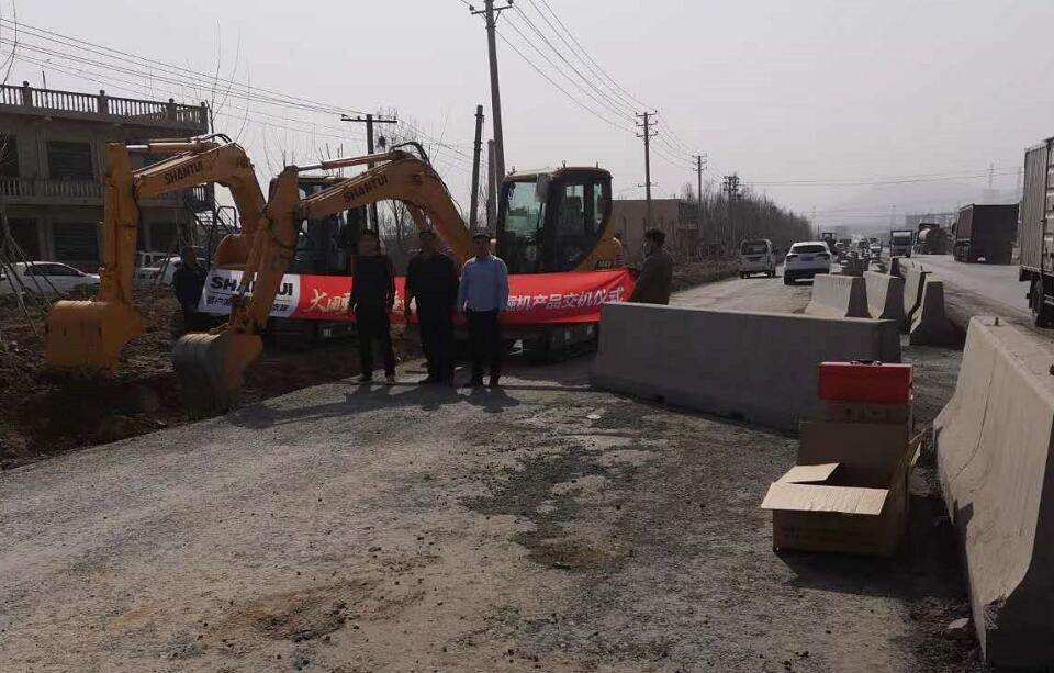 山推挖掘機(jī)陸續(xù)交車客戶