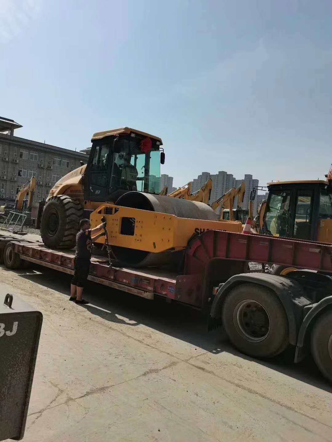 山推26M-3壓路機(jī)交車(chē)客戶