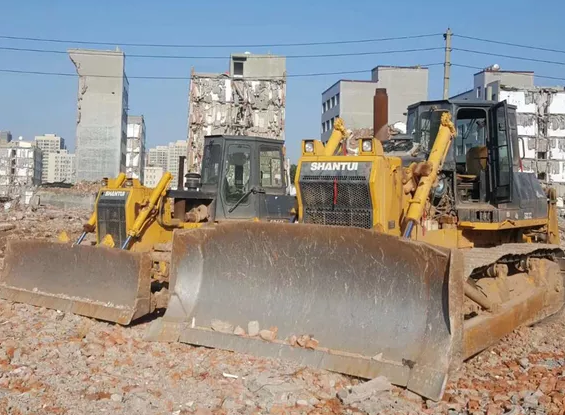 左邊是160型推土機(jī)，右邊是320型推土機(jī)