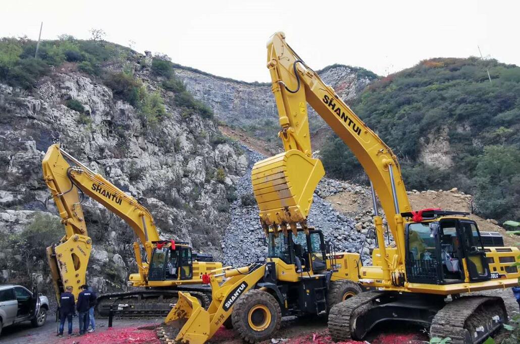 山推挖掘機(jī)兄弟倆大山交付客戶