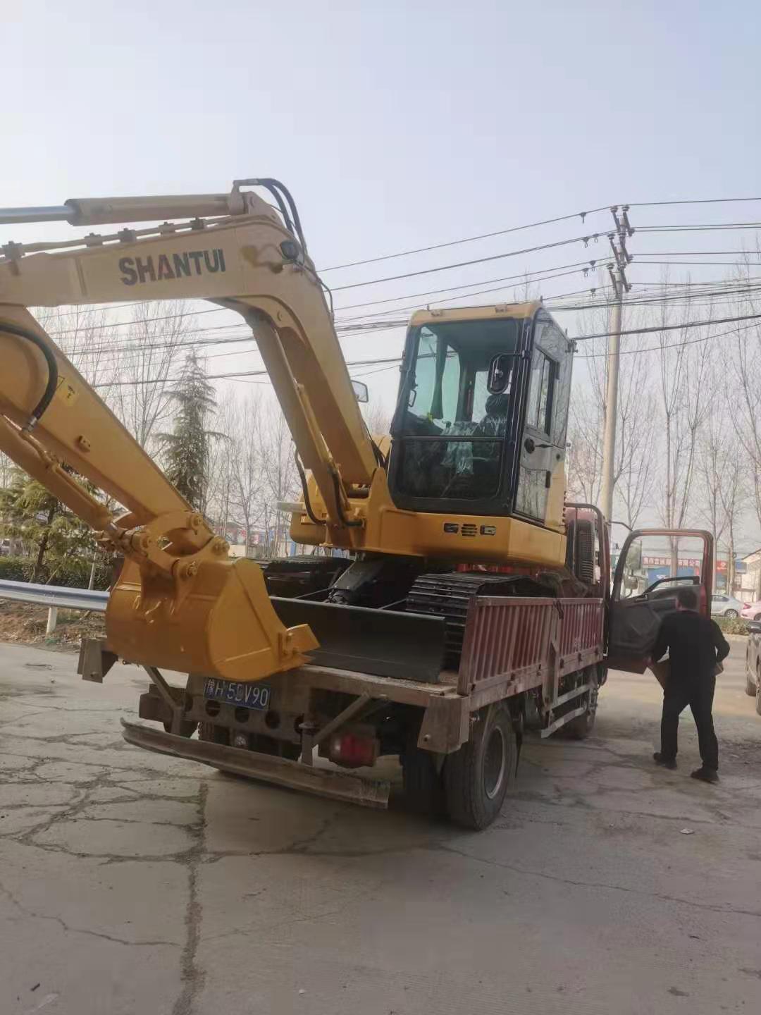  山推挖掘機(jī)交付客戶 恭喜發(fā)財(cái)