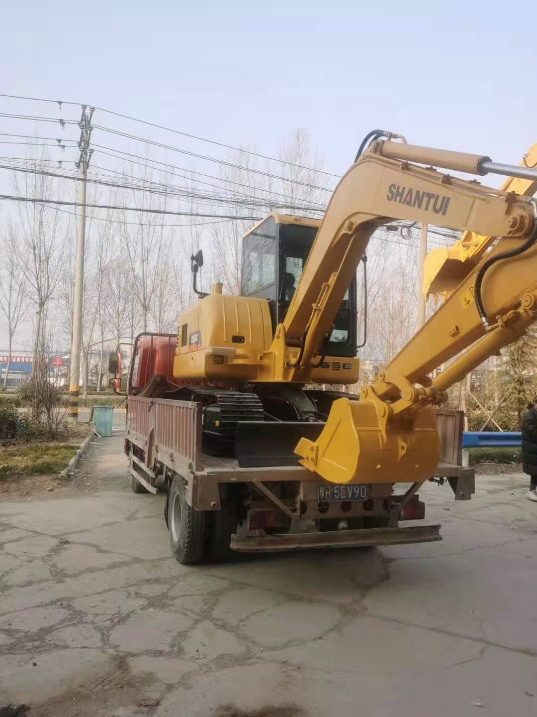   山推挖掘機(jī)交付客戶 恭喜發(fā)財(cái)