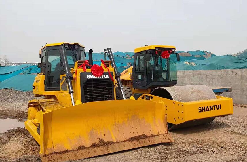 山推推土機(jī)、壓路機(jī)設(shè)備交車(chē)客戶