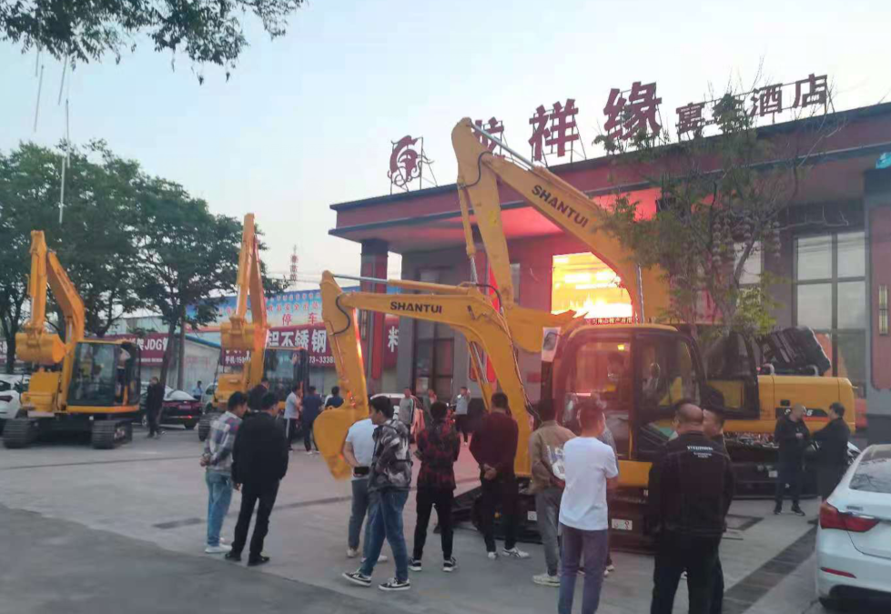 山推挖掘機產(chǎn)品促銷會在河南新鄉(xiāng)成功舉辦